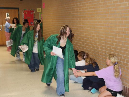 AHS seniors walk Cross Timbers Elementary