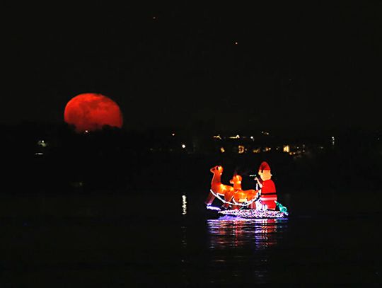 Annual lighted boat parade wows spectators