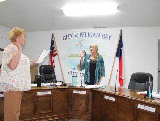 Pelican Bay swears in returning city officials