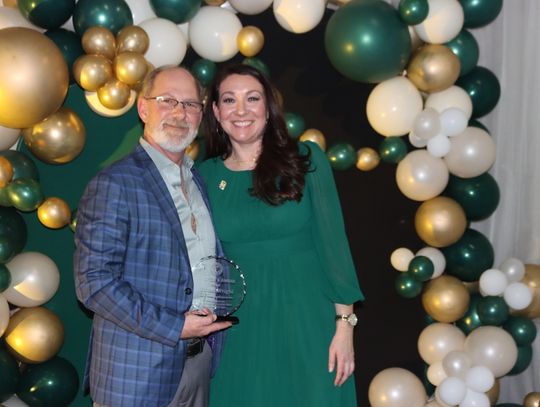 Wright receives Director’s Award at chamber banquet