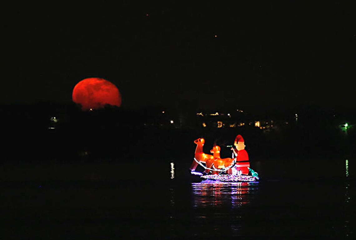 Annual lighted boat parade wows spectators