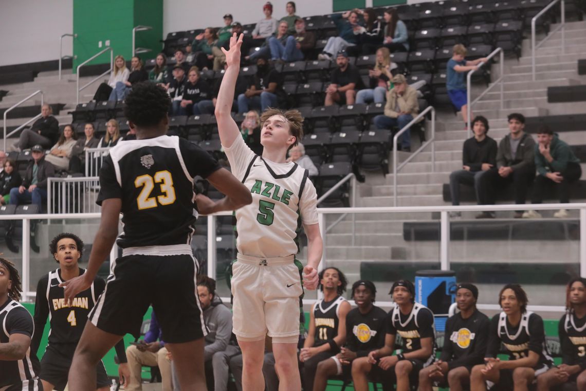 Hornets split holiday games, move to 13-9