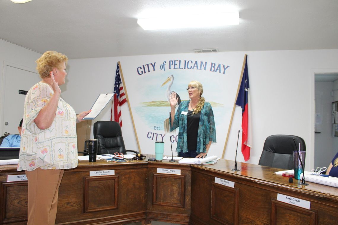 Pelican Bay swears in returning city officials