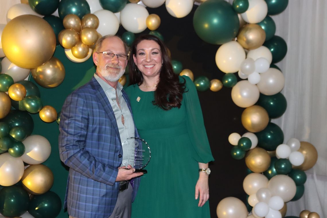 Wright receives Director’s Award at chamber banquet